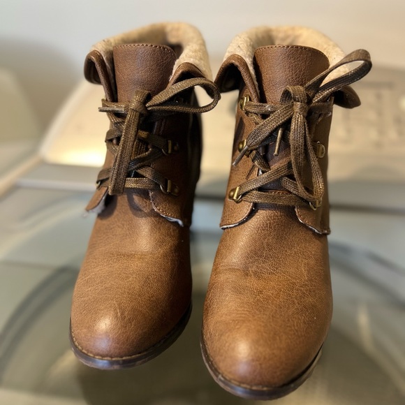 BETHANY MOTA Brown Lace Up Sherpa Ankle Boots - Picture 2 of 4